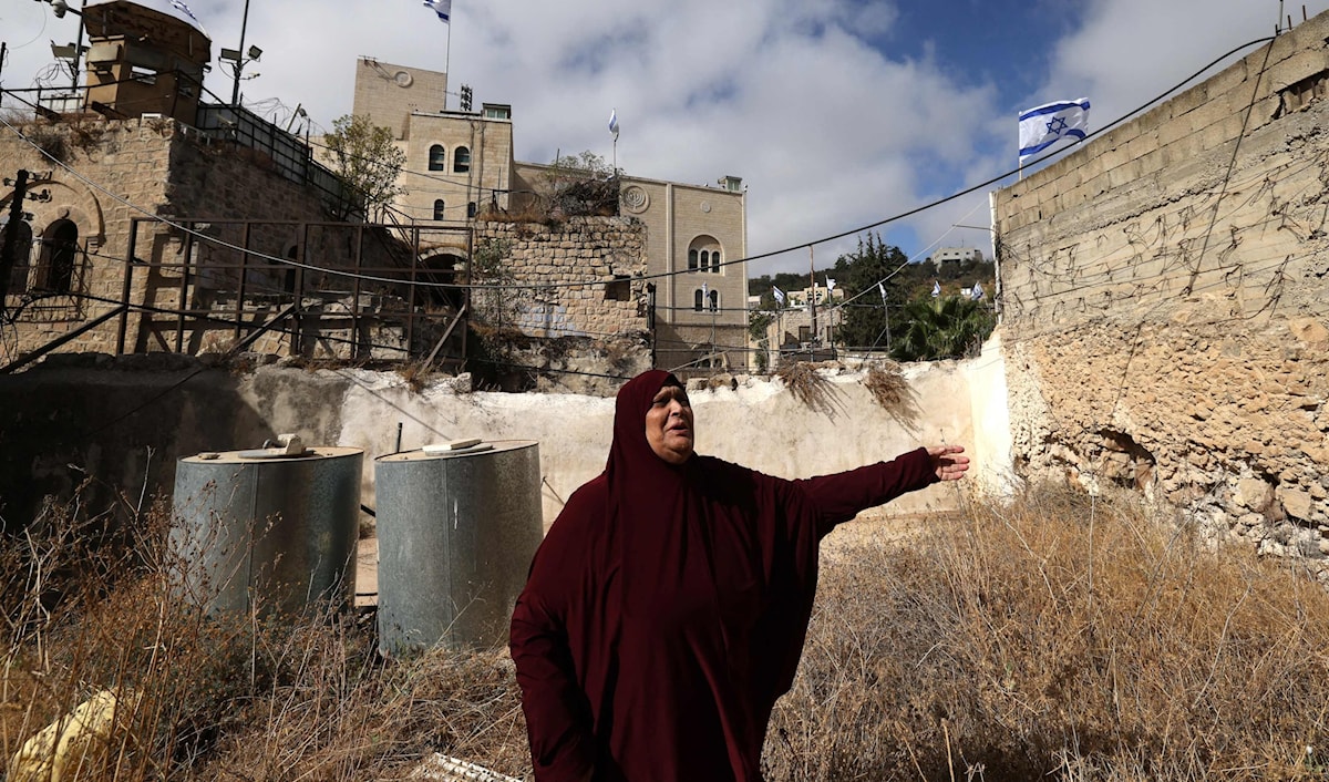 يسعى الاحتلال إلى فرض واقع ديمغرافي جديد يُضعف الوجود الفلسطيني في المدينة (أ ف ب)