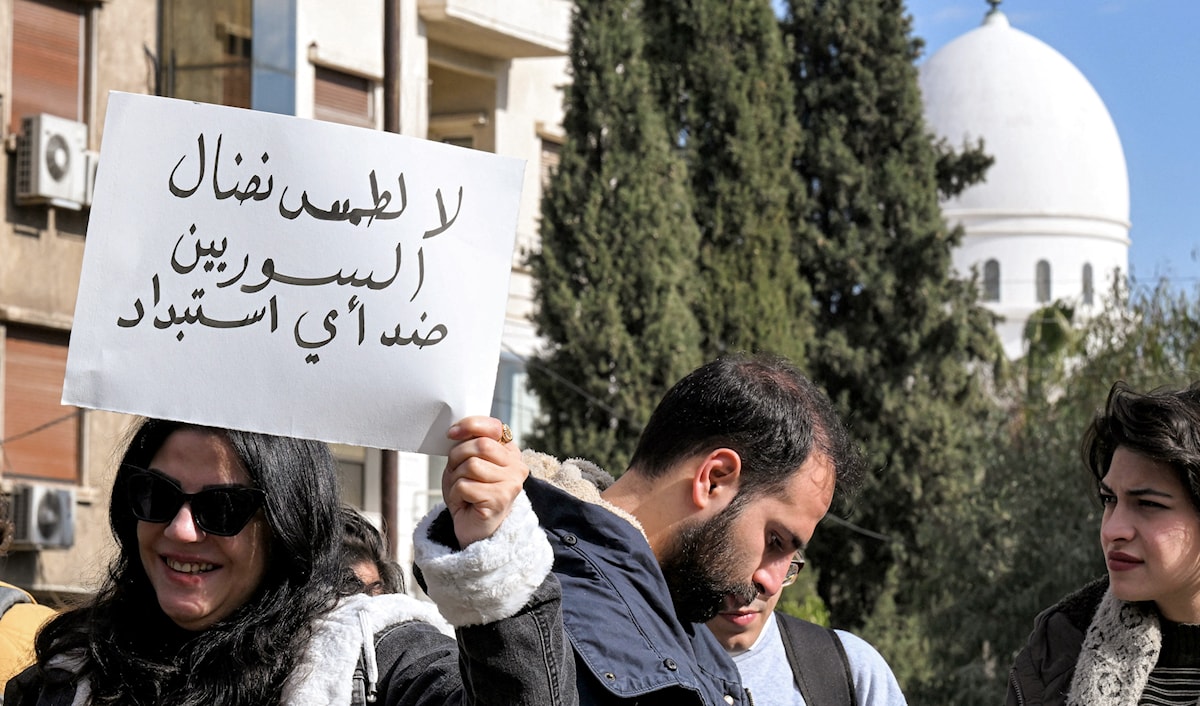 أحدثت التعديلات تشوّهات في الذاكرة الجمعية السورية عبر حذف انتقائي يغفل التنوّع (أ ف ب)