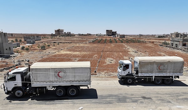 تحوّلت خزانات «الهلال الأحمر» المنتشرة في بعض الأحياء إلى المصدر الوحيد لتأمين كميّات محدودة من المياه (أ ف ب)