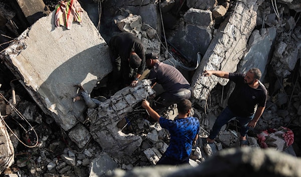 انتشال جثمان شهيد من تحت أنقاض منزل مدمر في مدينة غزة (أ ف ب)