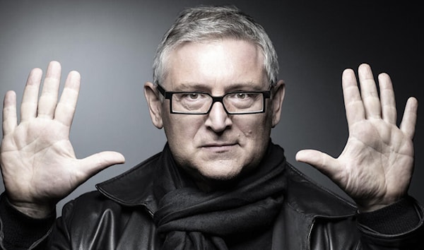 وضع أونفراي على كنزته إشارة الشريط الأصفر الدالة إلى التضامن مع الأسرى الإسرائيليين