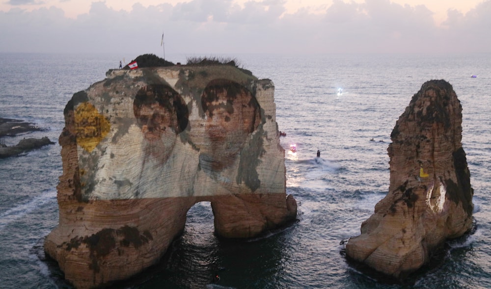 إضاءة صخرة الروشة بصورتي الأمينَين العامَين لحزب الله (مروان بو حيدر)
