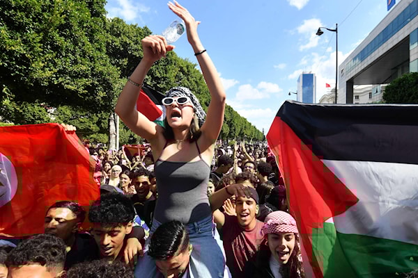 تظاهر المئات في تونس تنديداً باعتداء البحرية الإسرائيلية على الأسطول (أ ف ب)