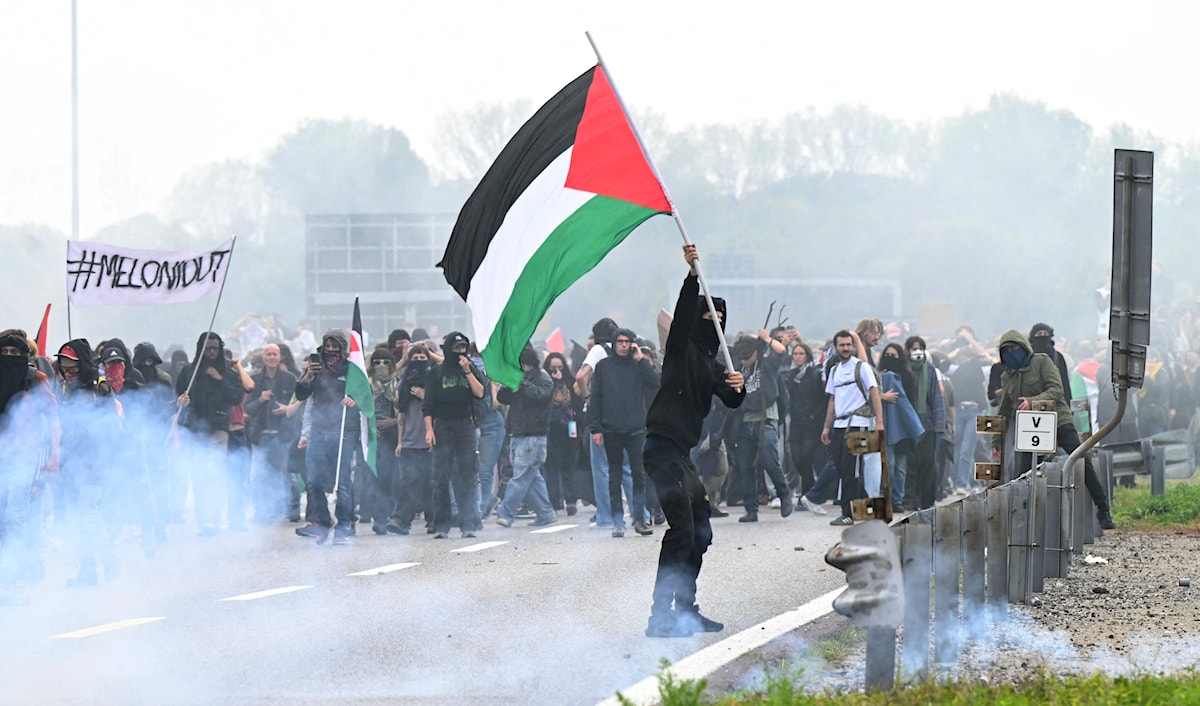 جمعت التظاهرة التي انطلقت من محطة القطارات الرئيسية في روما ما لا يقل عن 80 ألف شخص (أ ف ب)