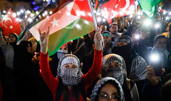 متظاهرون في إسطنبول يتضامنون مع الفلسطينيين ويستنكرون ما تعرّض له «أسطول الصمود» (أ ف ب)