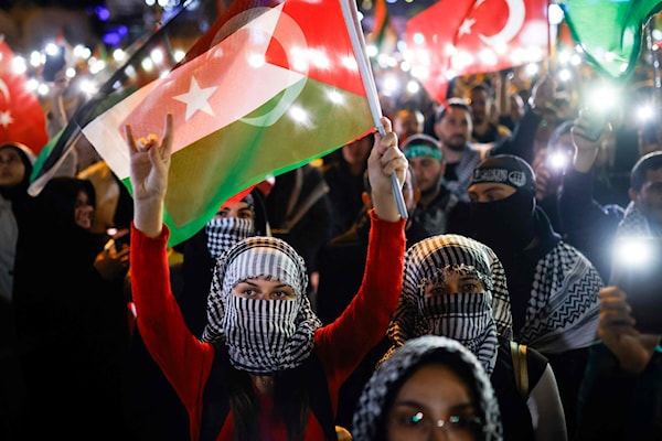 متظاهرون في إسطنبول يتضامنون مع الفلسطينيين ويستنكرون ما تعرّض له «أسطول الصمود» (أ ف ب)