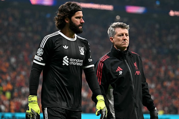 أصيب أليسون بتمزّق في العضلة الخلفية أمام غلطة سراي (أ ف ب)