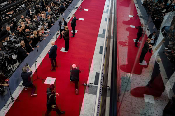 افتتحت رئيسة الوزراء الدنماركية، ميتي فريدريكسن، النقاش بنبرة متشائمة (أ ف ب)