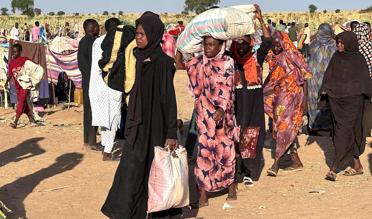 يصل النازحون السودانيون الذين فروا من الفاشر إلى بلدة طويلة في دارفور (أ ف ب)