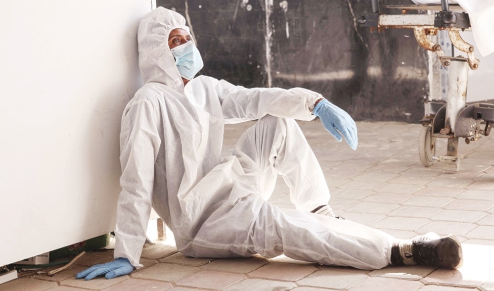 موظف في مستشفى «ناصر» في خانيونس يرتاح بعد إنزال جثامين 30 شهيداً فلسطينياً سلّمتها إسرائيل (أ ف ب)