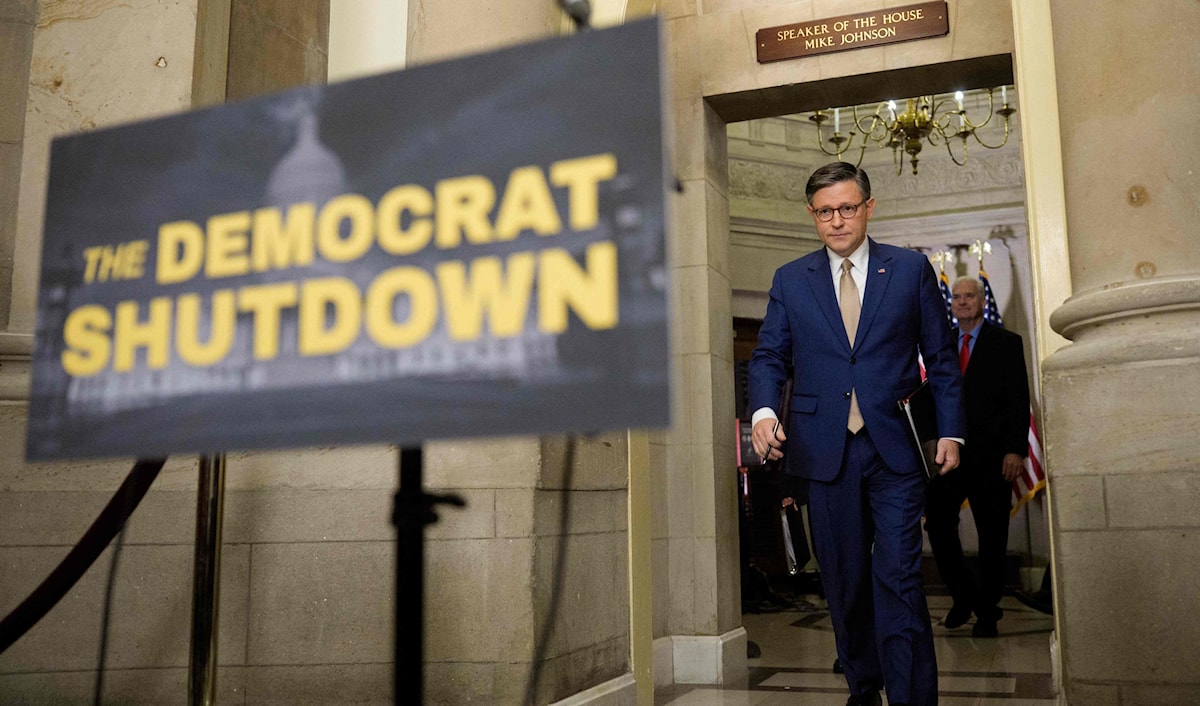 حذر المستشارون الاقتصاديون من خسارة 15 مليار دولار أسبوعياً من الناتج المحلي الإجمالي (أ ف ب)