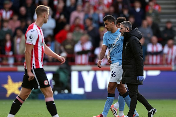 خرج رودري في الدقيقة الـ21 من المباراة الأخيرة التي فاز بها سيتي على برنتفورد (أ ف ب)