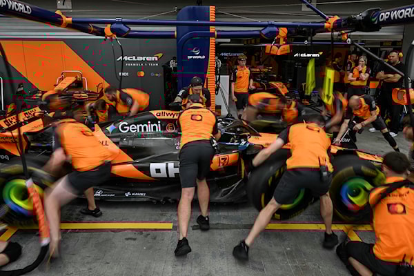 شهد سباق لحظة فارقة وهي الاصطدام بين سائقي ماكلارين (أ ف ب)