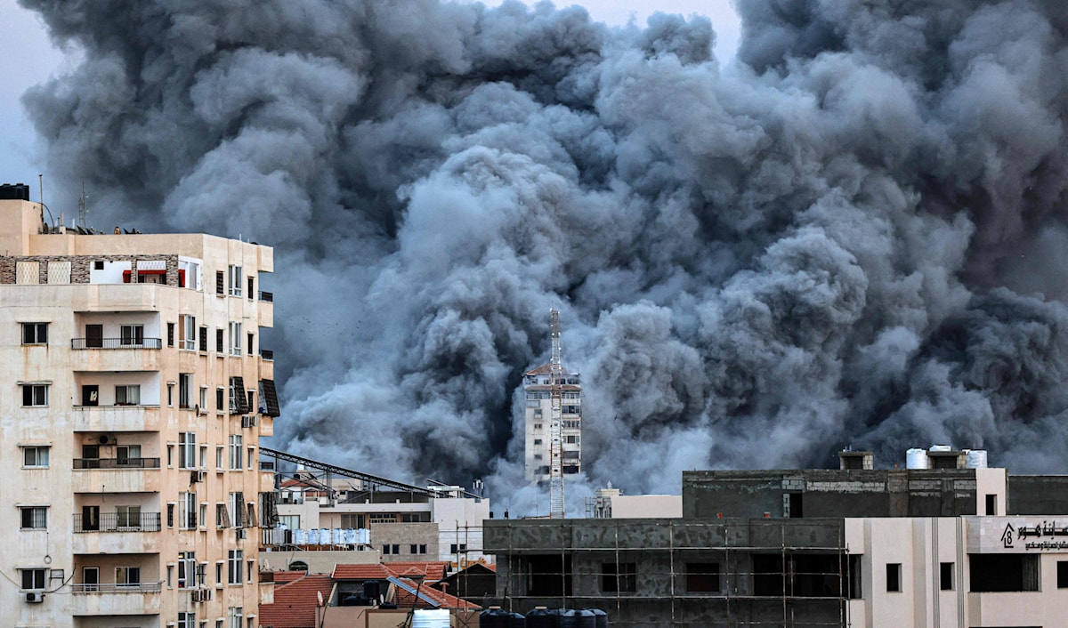 منذ البداية اعتمد الاحتلال أسلوب قصف المباني المأهولة على رؤوس سكّانها (أ ف ب)