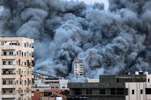 منذ البداية اعتمد الاحتلال أسلوب قصف المباني المأهولة على رؤوس سكّانها (أ ف ب)