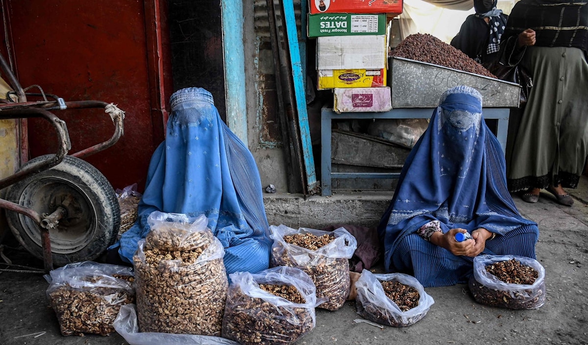 يستنكر القرار عدم احترام الكرامة الإنسانية وإقصاء النساء والفتيات (أ ف ب)