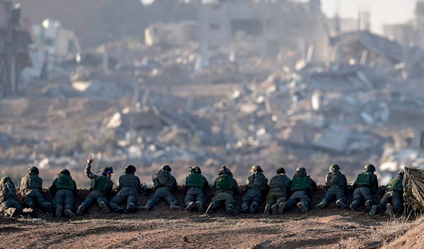 جنود من جيش العدو الإسرائيلي يتمركزون على تلة تُطل على شمال غزة (أ ف ب)