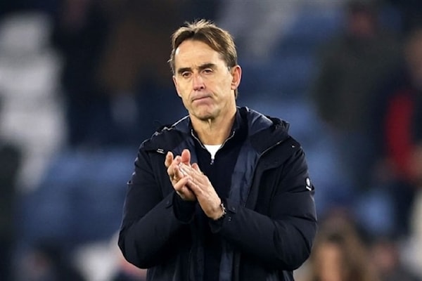 لا يزال الإسباني جولين لوبيتيغي مدرّب قطر يقلب الأوراق بحثاً عن التشكيل الأمثل (أ ف ب)