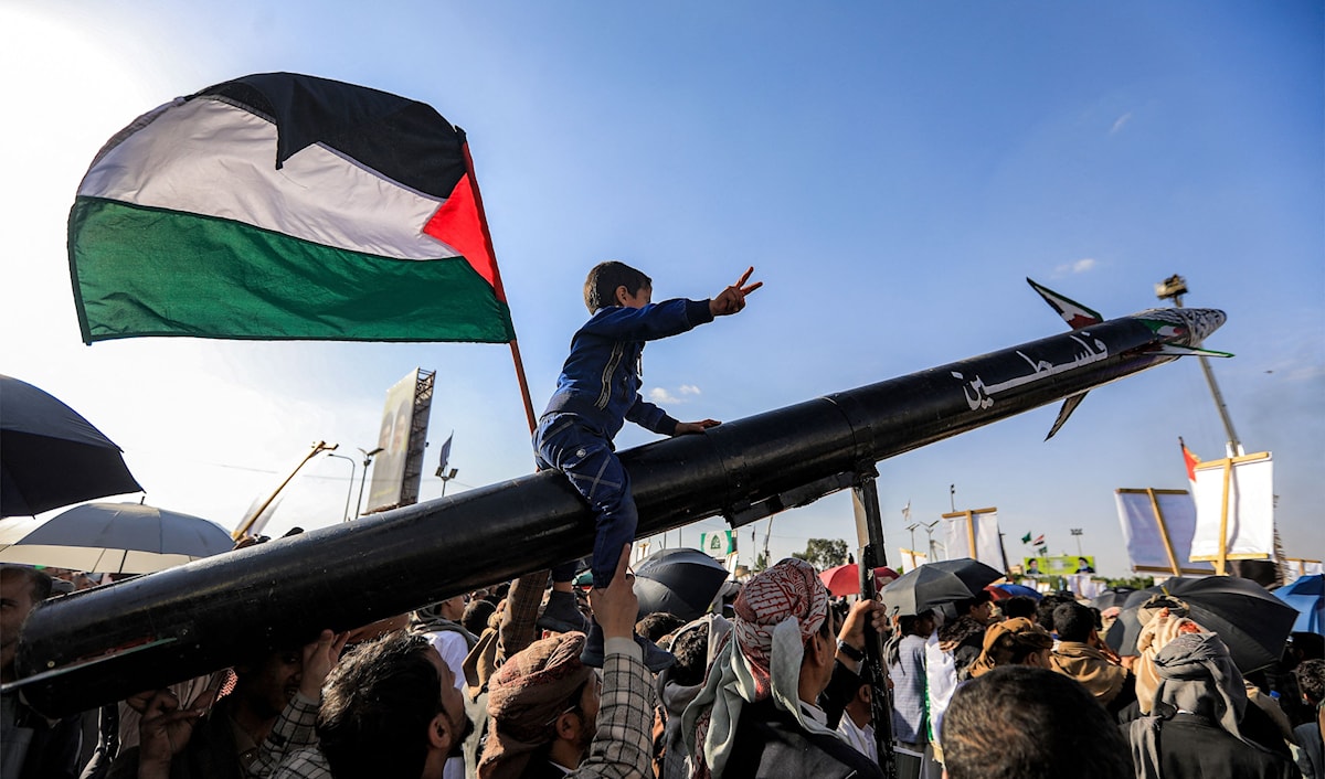 اليمنيون يحيون ذكرى 7 أكتوبر بقصف إسرائيل (أ ف ب)
