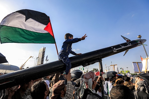 اليمنيون يحيون ذكرى 7 أكتوبر بقصف إسرائيل (أ ف ب)