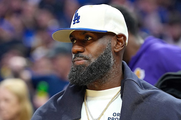 اتضح أن الفيديو الترويجي هو جزء من حملة للإعلان عن شراكة ليبرون جيمس مع إحدى علامات الكونياك التجارية (أ ف ب)