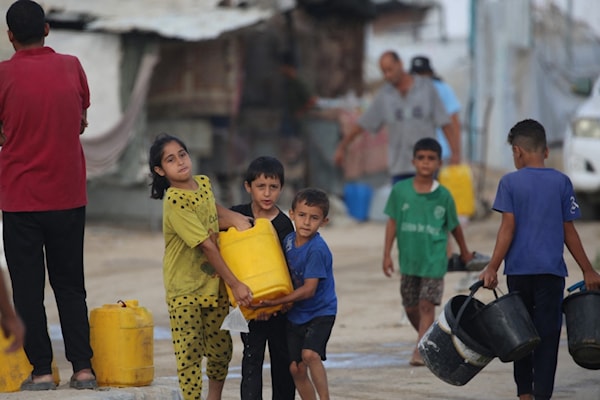 يعاني الصامدون في مدينة غزة من نقص حاد في المياه (أ ف ب)