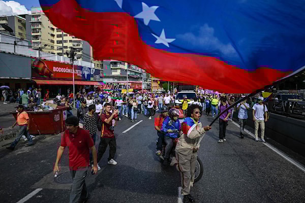 جاء الردّ الرسمي في كاراكاس على التحرّكات الأميركية، عبر استعراض للقوّة العسكرية، وتأكيد للجاهزية القتالية (أ ف ب)