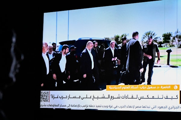 شهدت المحادثات انضمام المزيد من القادة الفلسطينيين، في مقدّمهم النخالة ونائبه، إلى جانب جميل مزهر (أ ف ب)