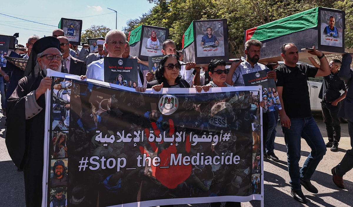 شارك عشرات الصحافيين الفلسطينيين في مسيرة باتجاه مبنى مقر الأمم المتحدة في رام الله (أ ف ب)