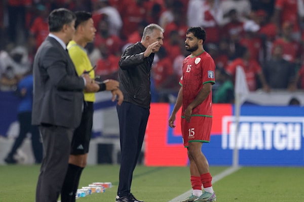 فرض المدرّب البرتغالي كارلوس كيروش أسلوب لعب عمان في المباراة عبر التكتل الدفاعي (أ ف ب)