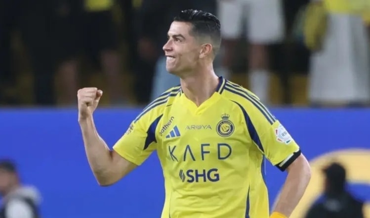وقّعَ رونالدو عقداً جديداً مع النصر سيضمن له البقاء في الدوري السعودي حتى حزيران/يونيو 2027.