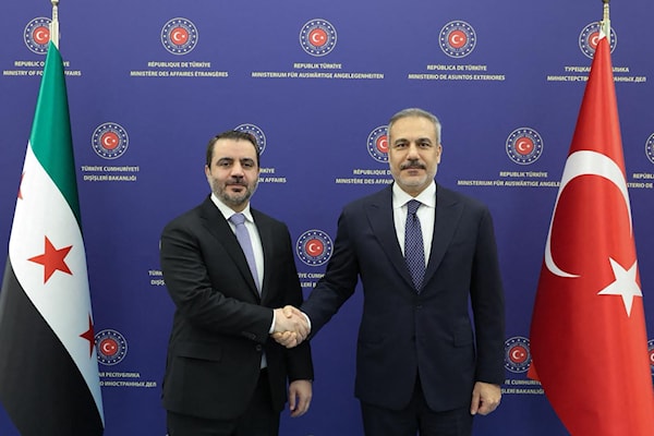 لقاء بين وزيري الخارجية السوري، أسعد الشيباني، والتركي، هاكان فيدان، في أنقرة (أ ف ب)