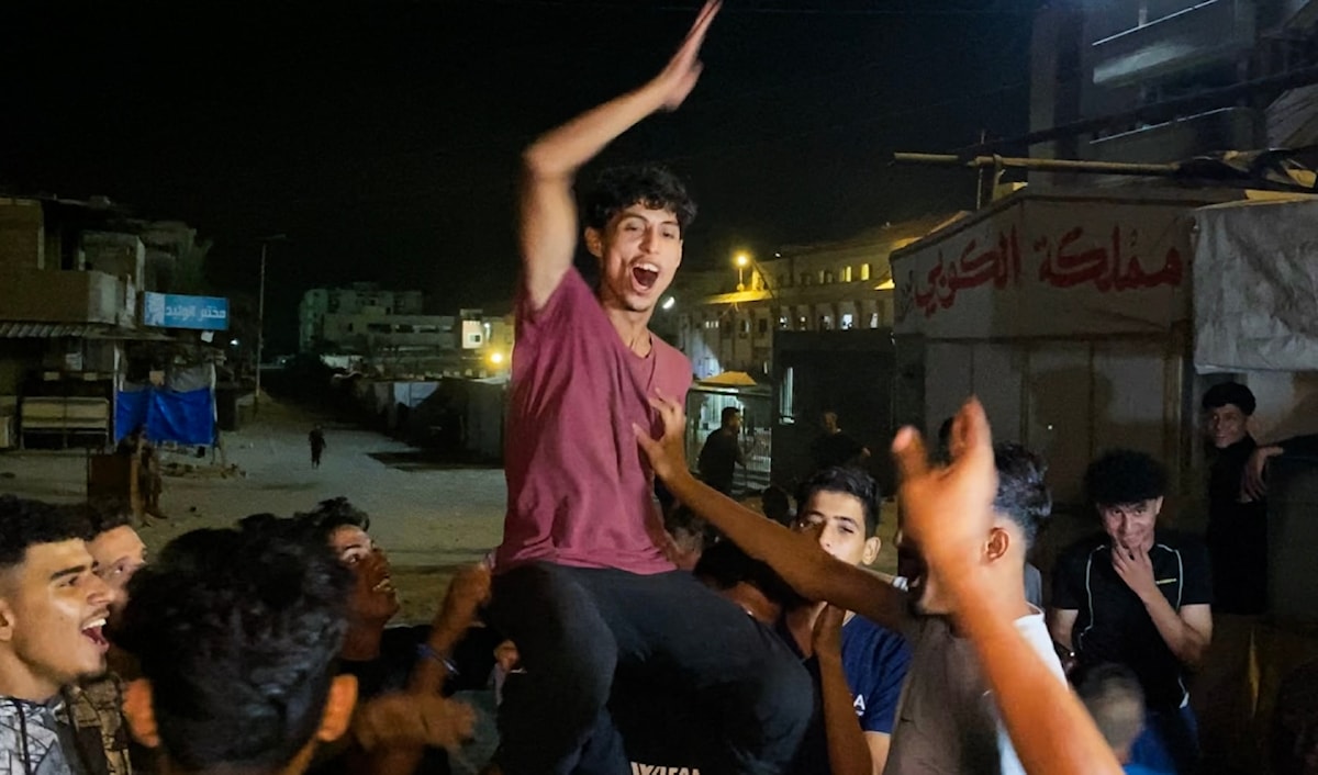 فلسطينيون في قطاع غزة يحتفلون بعد الإعلان عن اتفاق وقف الحرب في القطاع (أ ف ب)