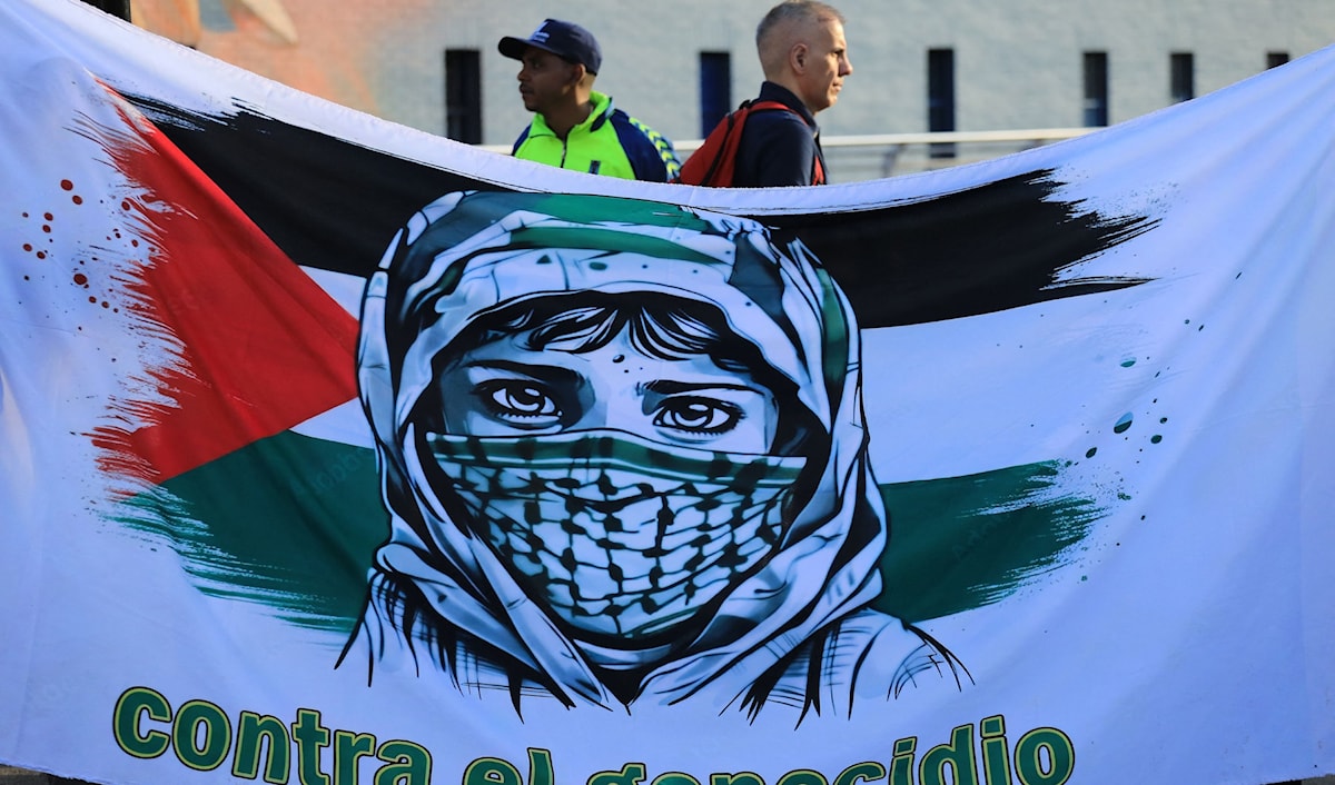 تظاهرة مؤيدة لفلسطين خلال مسيرةٍ في كولومبيا (أ ف ب)