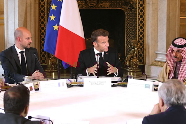وزير الخارجية السعودي، فيصل الفرحان، مجتمعاً إلى الرئيس الفرنسي إيمانويل ماكرون ووزير خارجيته، جان نويل بارو، في الكي دورسيه في باريس (ا ف ب)