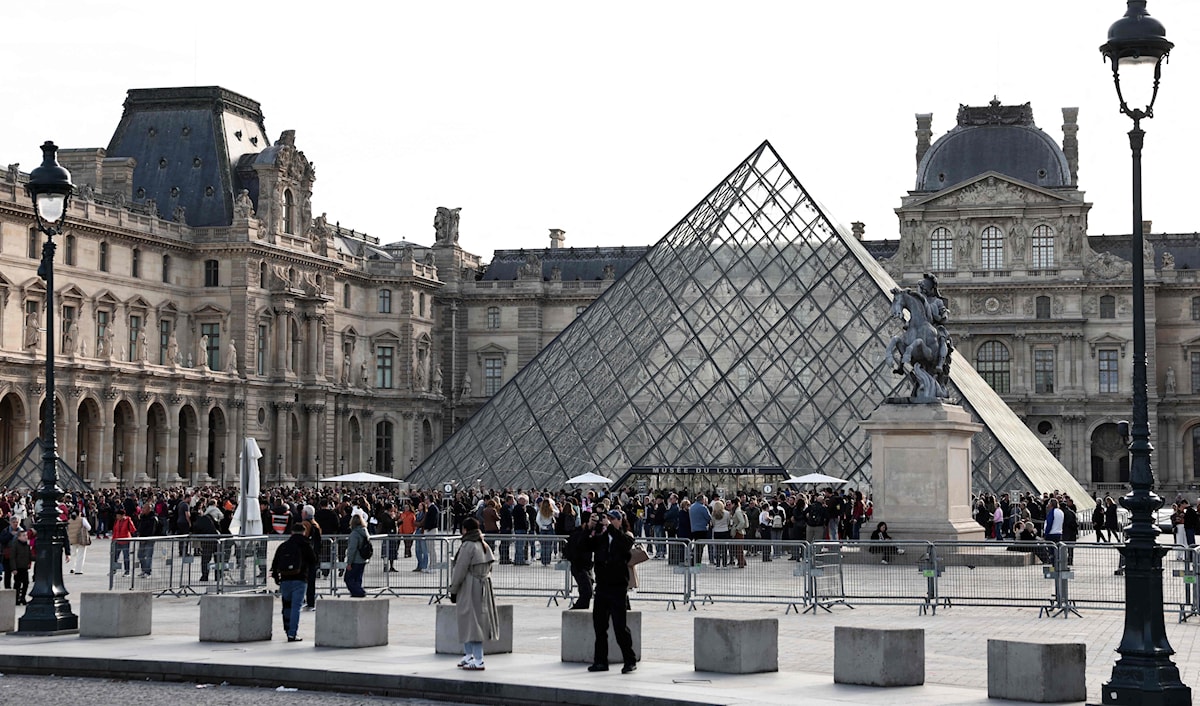 وجِّه قاضٍ فرنسي تهماً إلى شخصين إضافيَّين في إطار التحقيق في سرقة متحف اللوفر (أ ف ب)