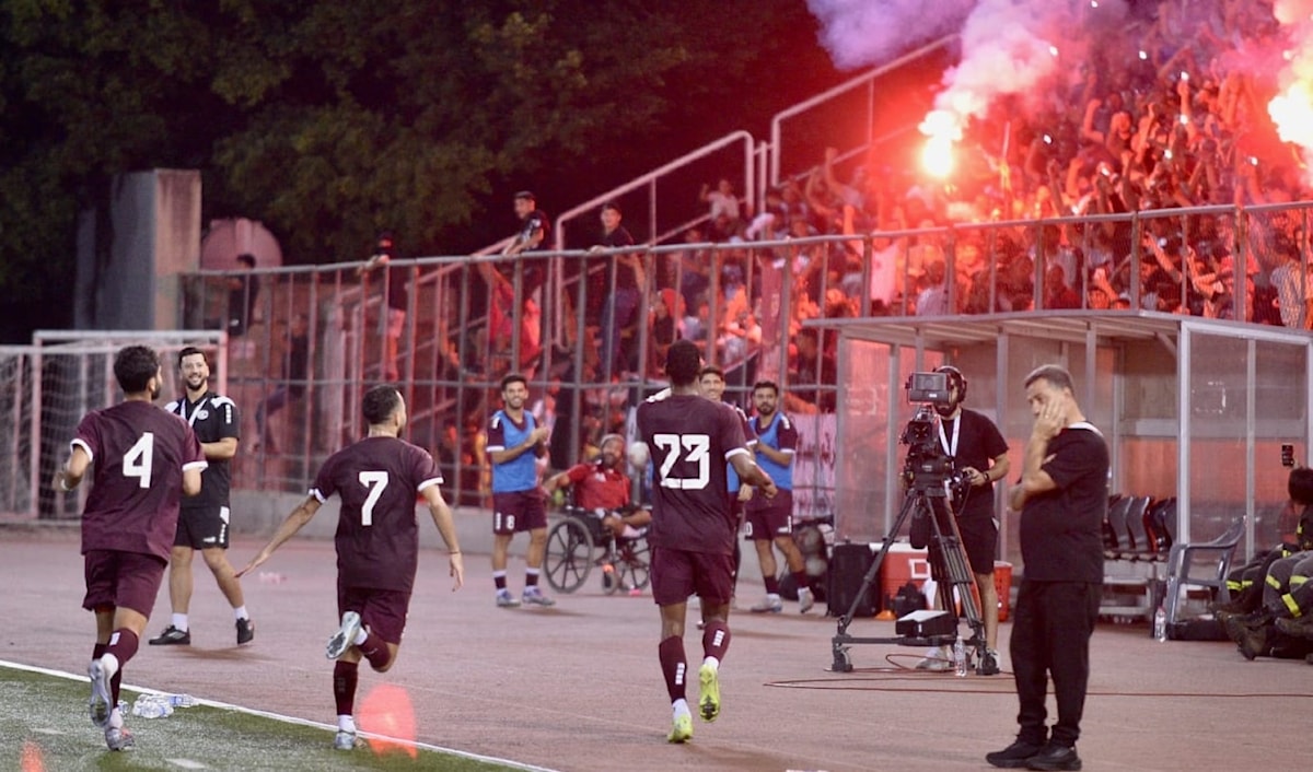 فرحة لاعبي النجمة وجمهورهم بالفوز (طلال سلمان)