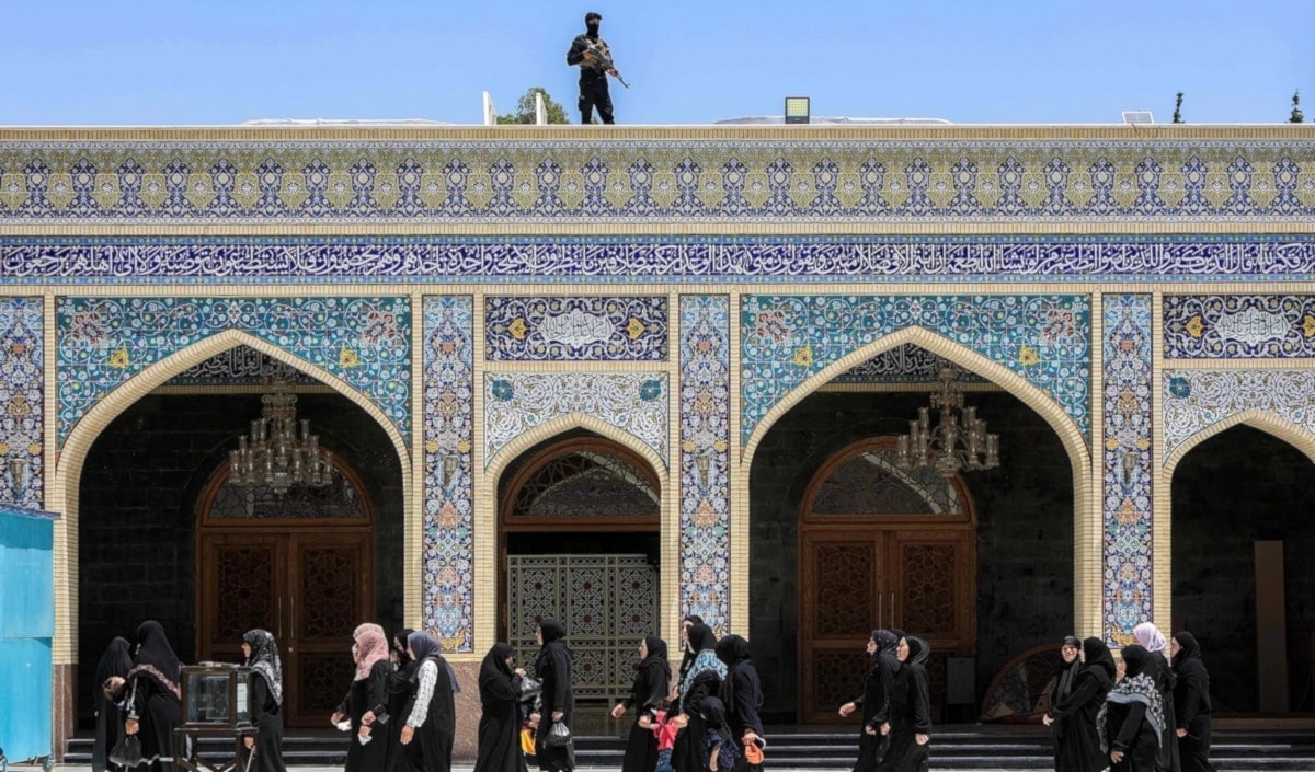 جاءت المظاهرة نتيجة اعتراض البعض على وجود الحسينيات في المدينة (أ ف ب)