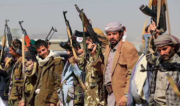 مقاتلون من "أنصار الله" في تجمع للقوات استعداداً لتحرك في صنعاء (أ ف ب)