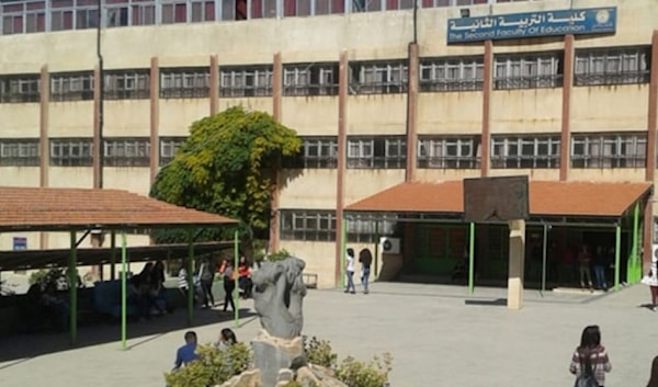 ينتظر آلاف الطلبة وأُسرهم موقفاً واضحاً من الحكومة في شأن مصير الامتحانات (أ ف ب)