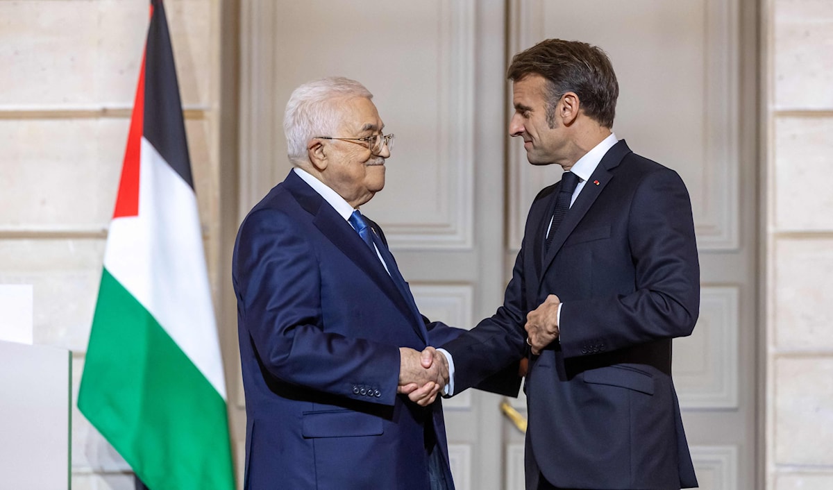 الرئيس الفرنسي إيمانويل ماكرون يستقبل نظيره الفلسطيني محمود عباس (أ ف ب)