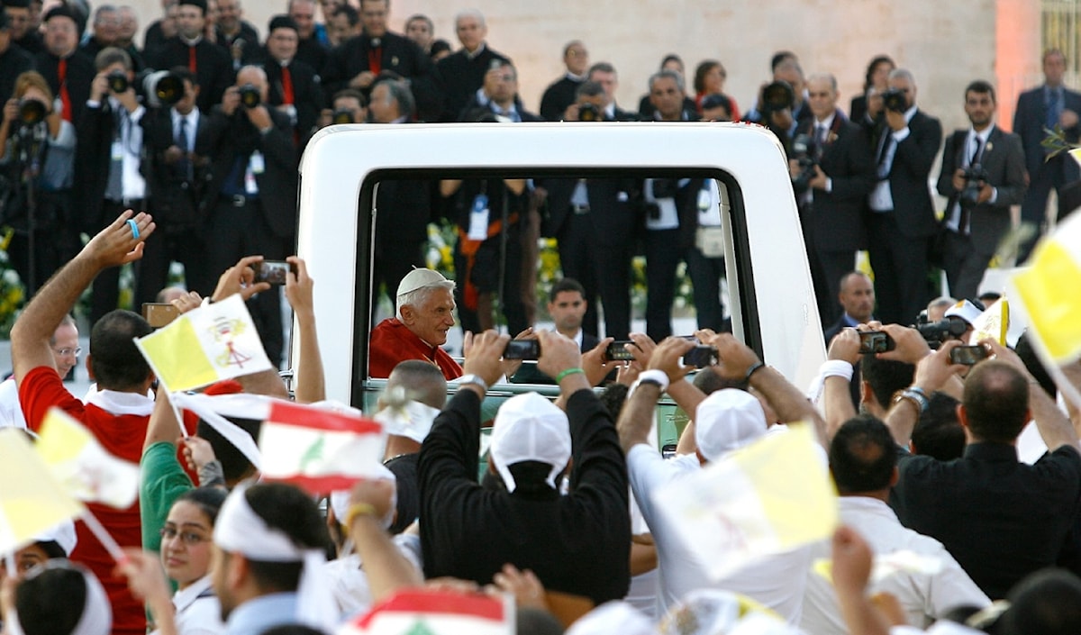 البابا الراحل بينيديكتوس السادس عشر في بكركي خلال زيارته إلى لبنان (أرشيف)