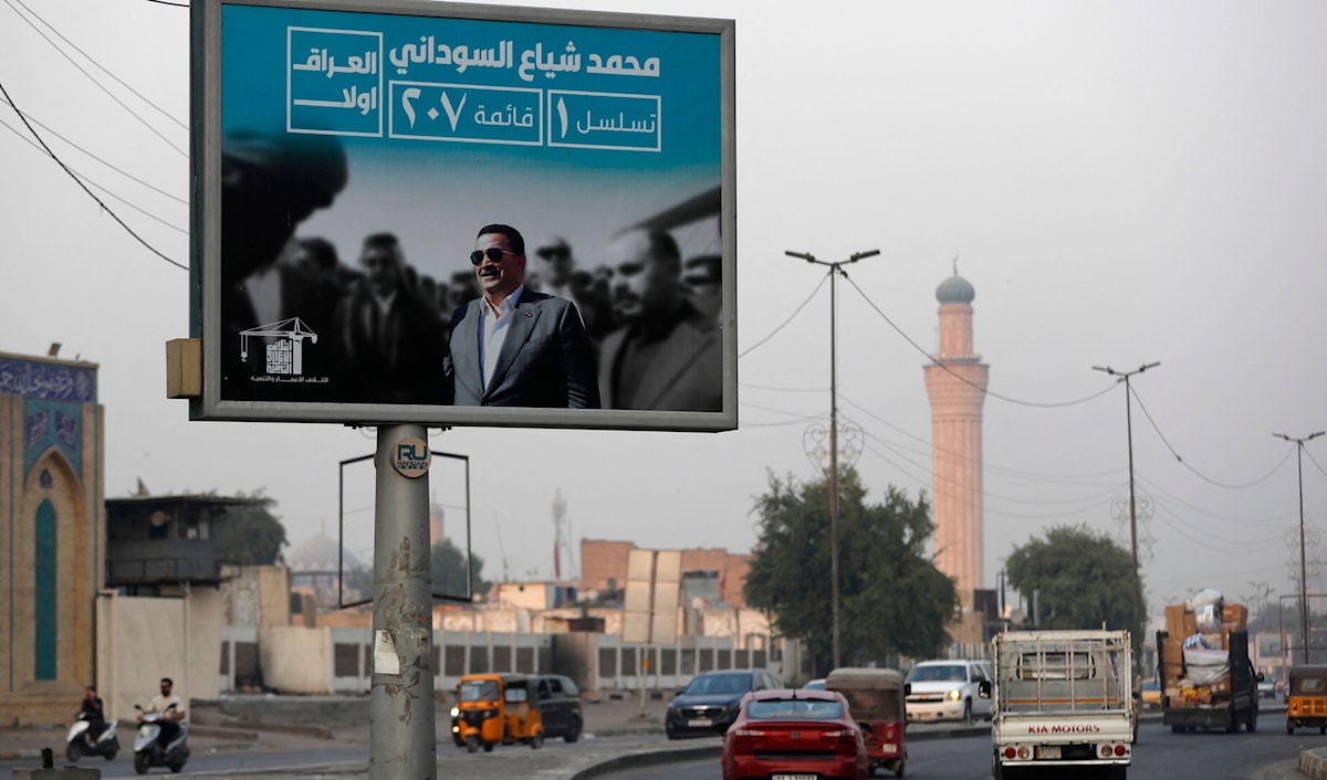 ملصق انتخابي للقائمة التي يقودها السوداني في منطقة الشورجة وسط بغداد (أ ف ب)