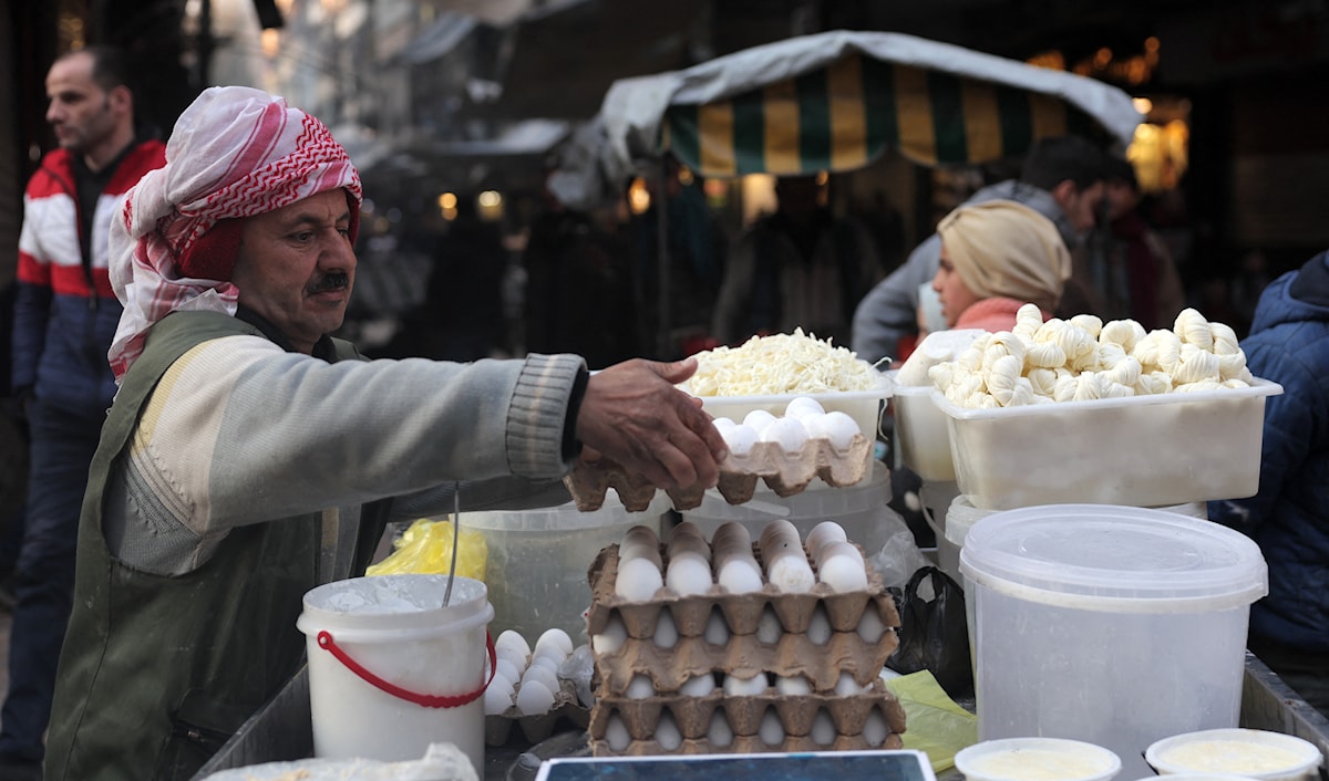 كلّ زيادة في سعر سلعة مدعومة، تتحوّل سريعاً إلى عامل تضخّمي متسلسل (أ ف ب)