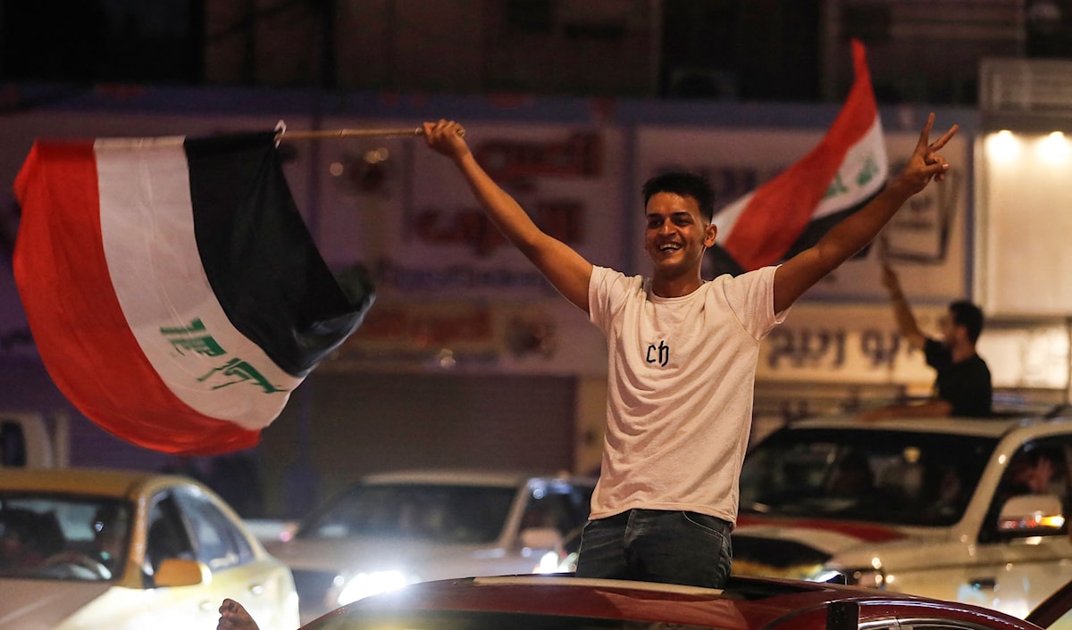 مناصرون للسوداني يحتفلون في شوارع بغداد (أ ف ب)