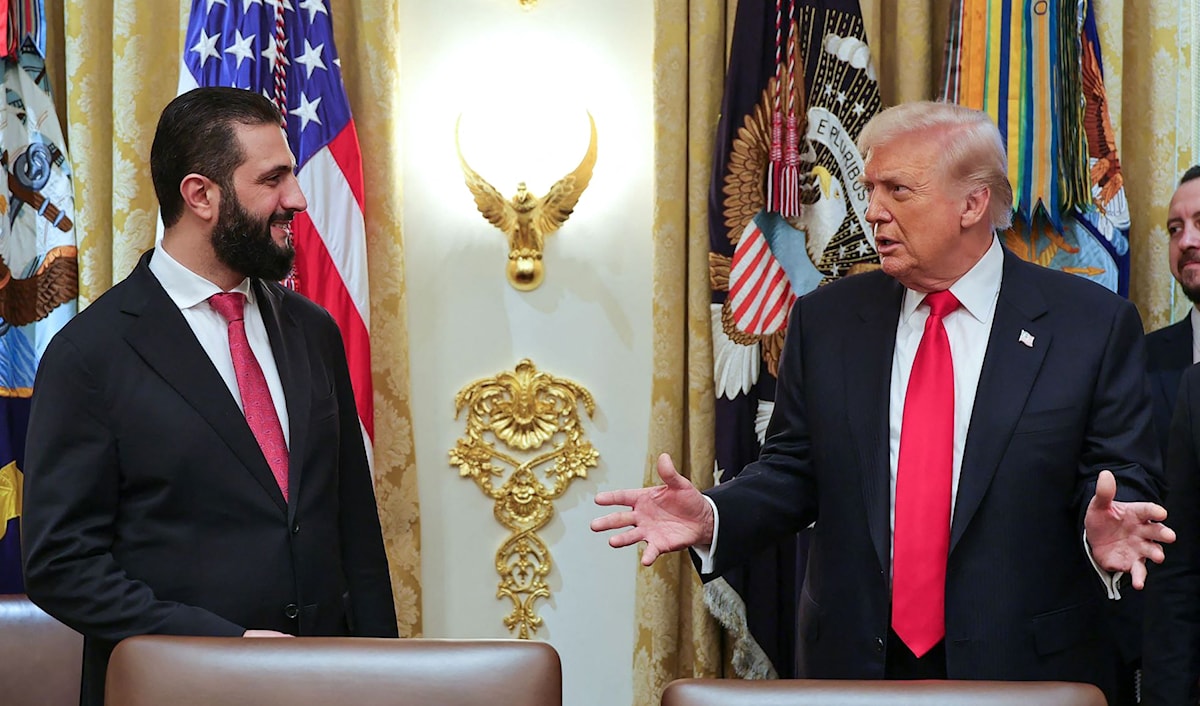 يدأب «داعش» على ربط الشرع بـ«التحالف الدولي» وتصويره على أنه ينفّذ تعليمات الخارج (أ ف ب)