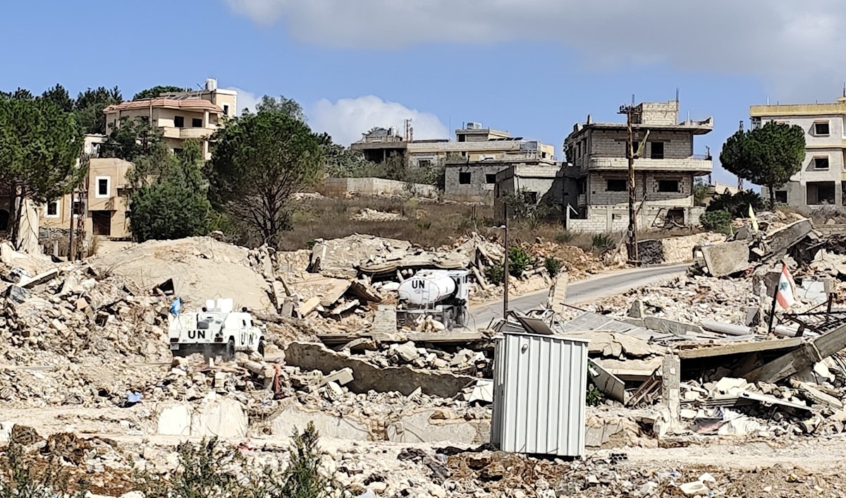 قوات اليونيفيل تتجول في بلدة ميس الجبل الجنوبية عقب وقف إطلاق النار (آمال خليل)