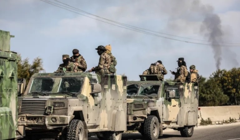 يضم الرتل شاحنات وآليات إطفاء إضافة إلى آليات محمّلة بالعتاد العسكري (من الويب)