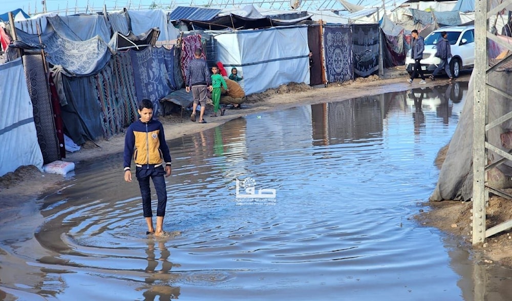 خيام النازحين في مواصي خان يونس جنوبي قطاع غزة تغرق بمياه الأمطار (صفا)