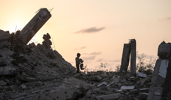 لفتت شهد إلى أنها كانت تضطر للسير نحو 5 كلم حتى تصل إلى منطقة يتوافر فيها الإنترنت لتقديم الاختبارات (أ ف ب)